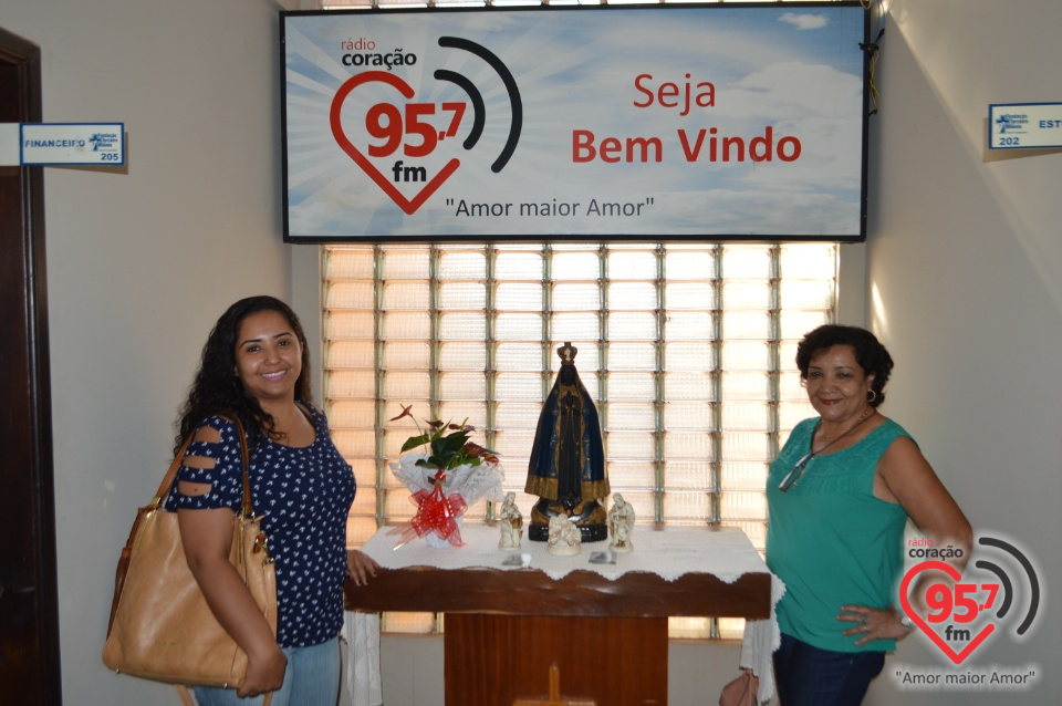 Mãe e filha ganhadoras da promoção de Dia das Mães do facebook da Rádio Coração