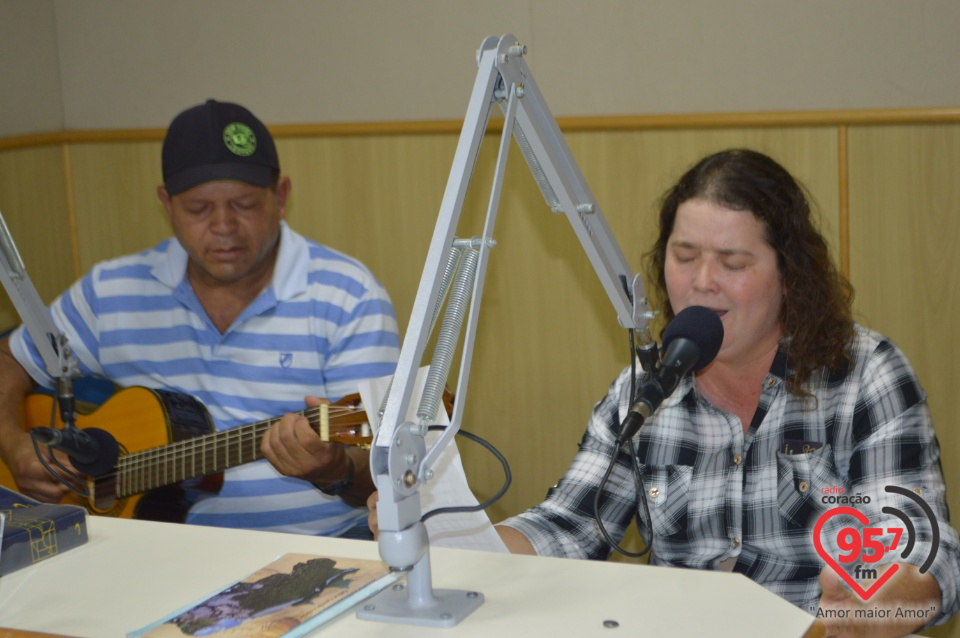 Ouvintes Renata e Joel cantam e emocionam as mães ouvintes da Rádio Coração
