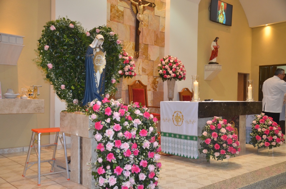 N.Sra. Santíssima Trindade - Missa com coroação e festejos juninos
