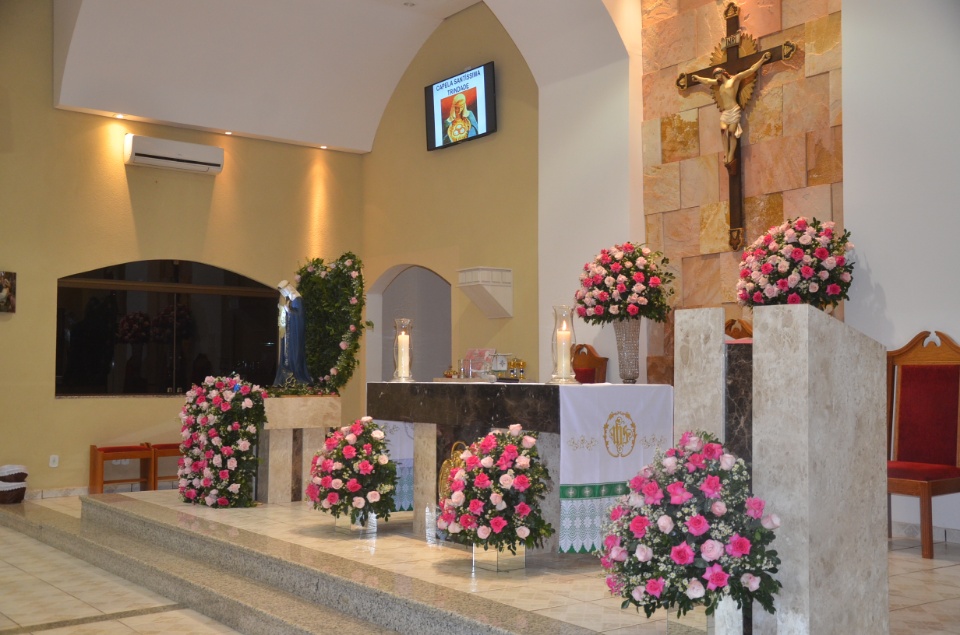 N.Sra. Santíssima Trindade - Missa com coroação e festejos juninos