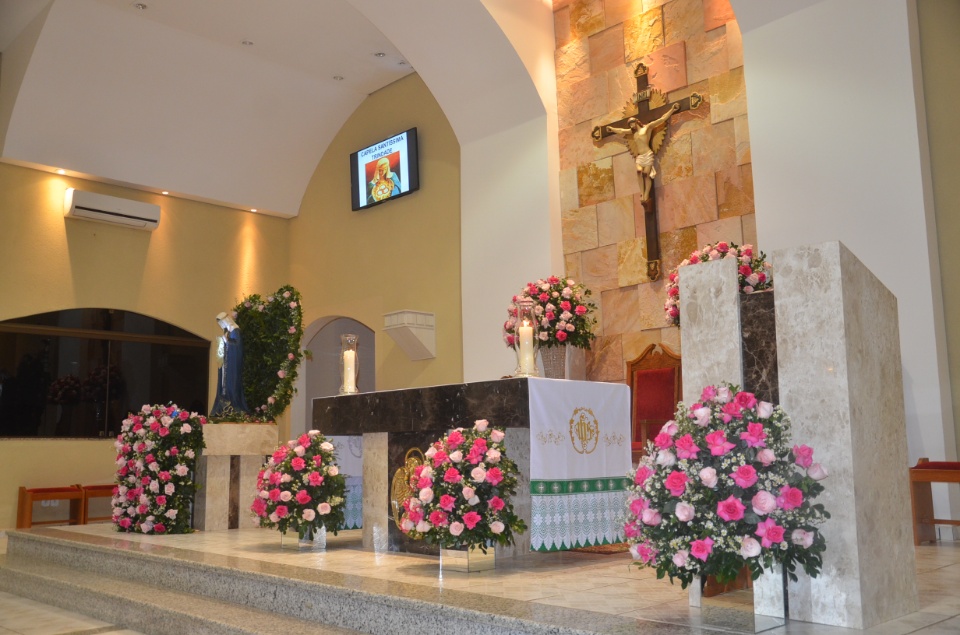 N.Sra. Santíssima Trindade - Missa com coroação e festejos juninos