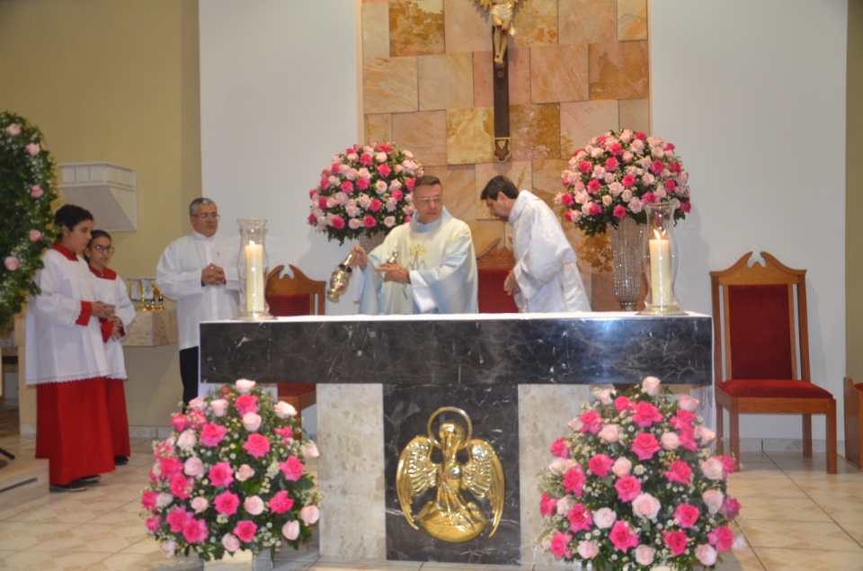 N.Sra. Santíssima Trindade - Missa com coroação e festejos juninos