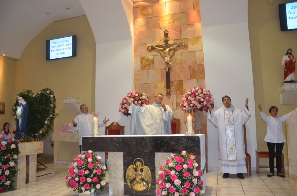 N.Sra. Santíssima Trindade - Missa com coroação e festejos juninos