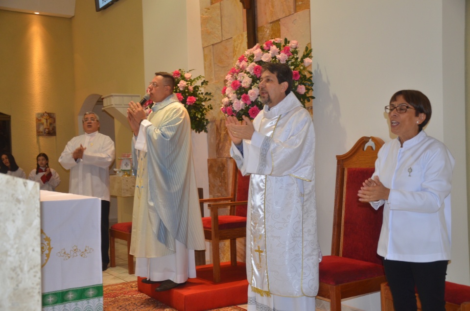 N.Sra. Santíssima Trindade - Missa com coroação e festejos juninos