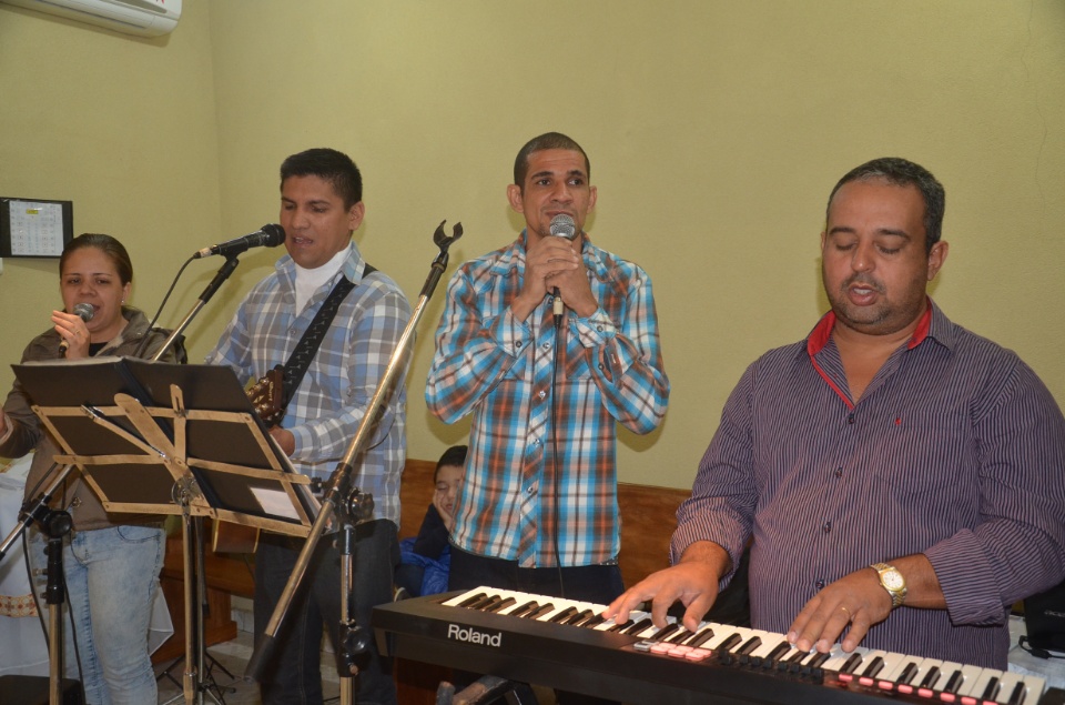 N.Sra. Santíssima Trindade - Missa com coroação e festejos juninos