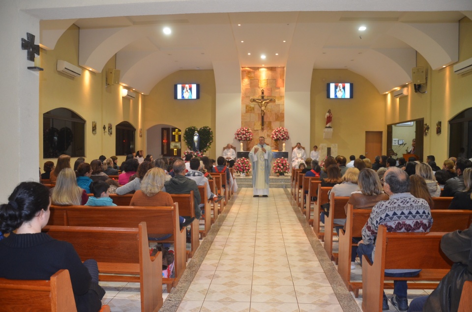 N.Sra. Santíssima Trindade - Missa com coroação e festejos juninos