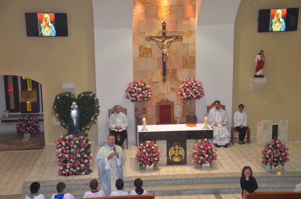 N.Sra. Santíssima Trindade - Missa com coroação e festejos juninos