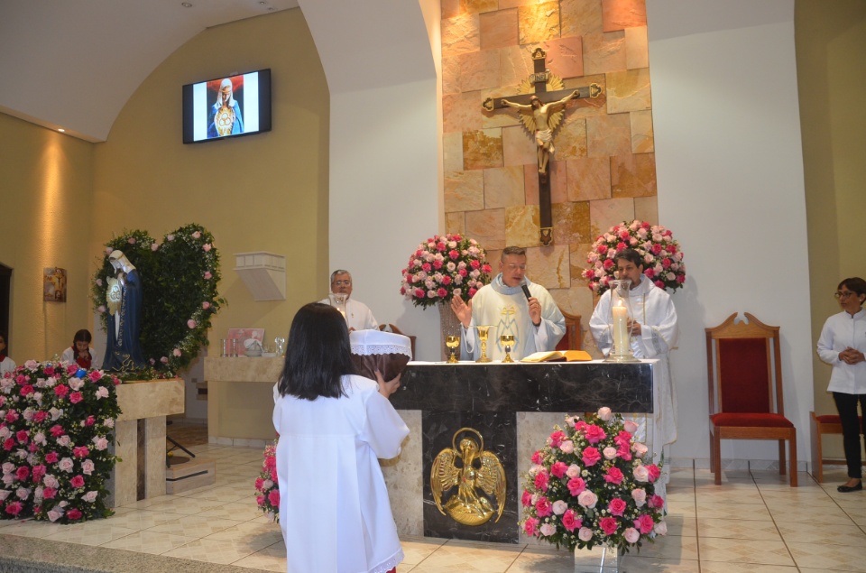 N.Sra. Santíssima Trindade - Missa com coroação e festejos juninos