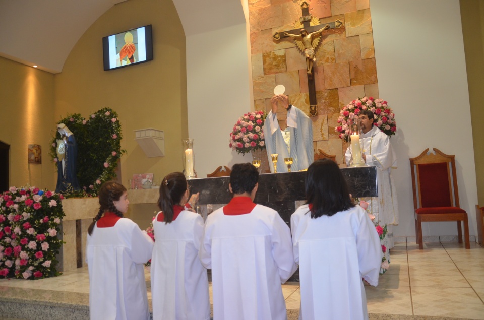 N.Sra. Santíssima Trindade - Missa com coroação e festejos juninos