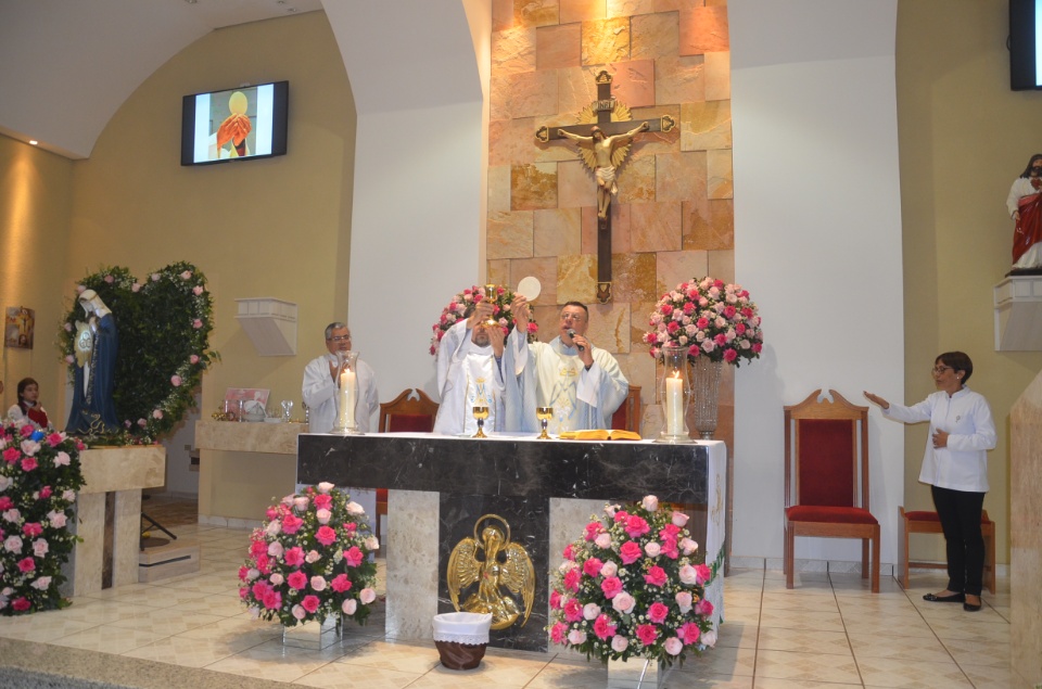 N.Sra. Santíssima Trindade - Missa com coroação e festejos juninos