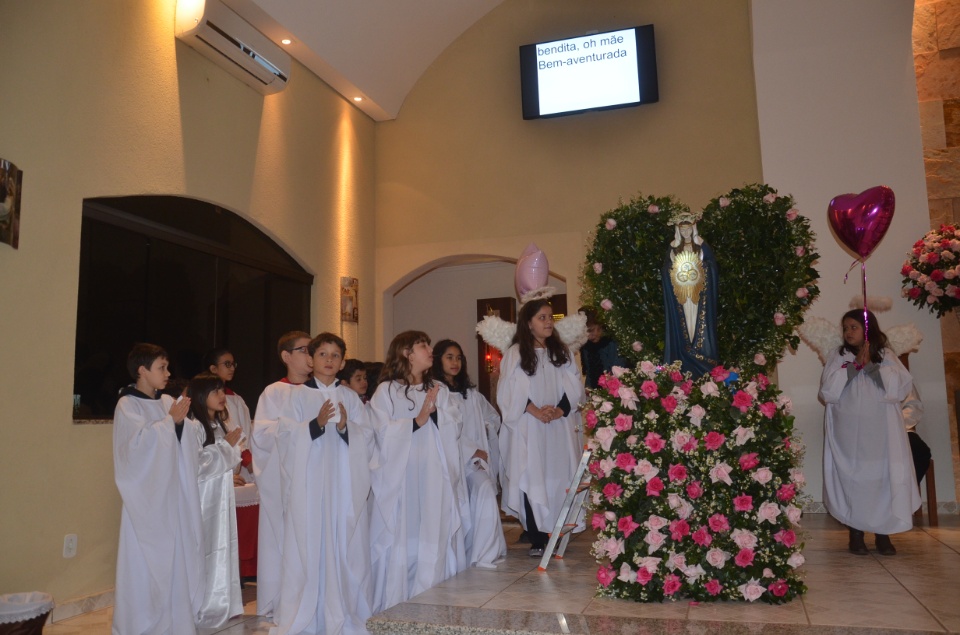N.Sra. Santíssima Trindade - Missa com coroação e festejos juninos