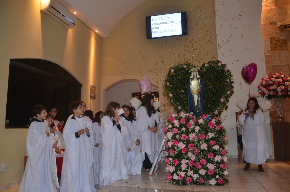 N.Sra. Santíssima Trindade - Missa com coroação e festejos juninos
