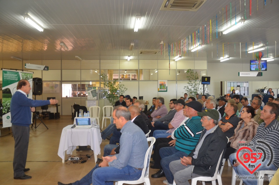Coamo realiza reunião com cooperados no entreposto Dourados