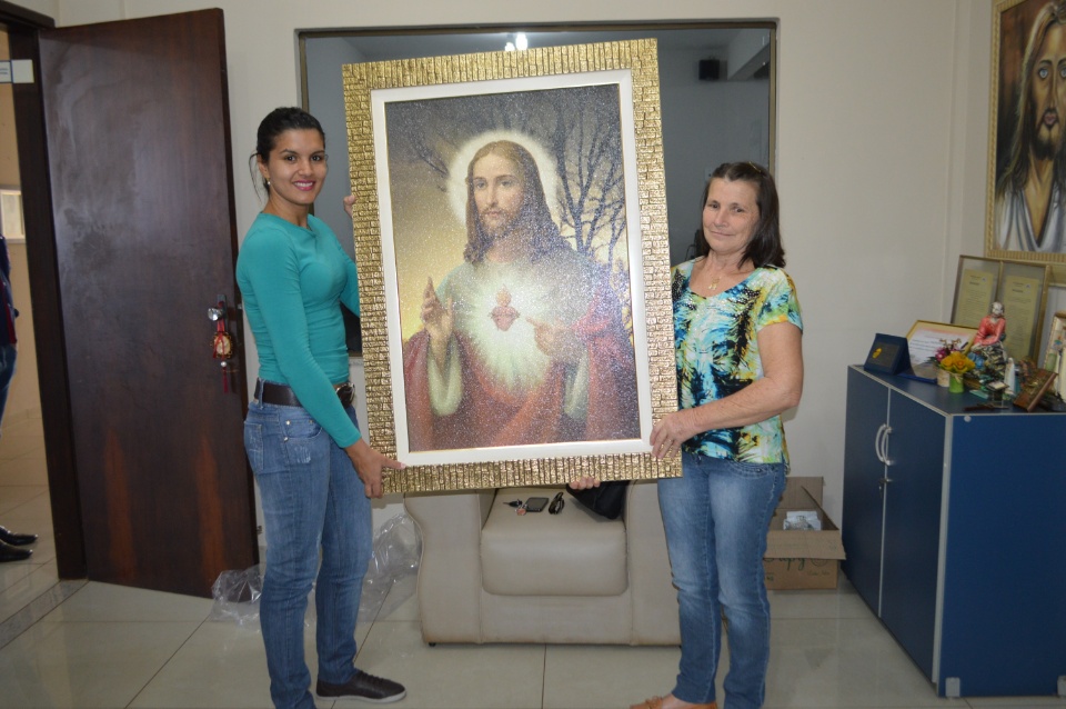 Rádio Coração entrega quadro da promoção Sócio Contribuinte do mês de junho