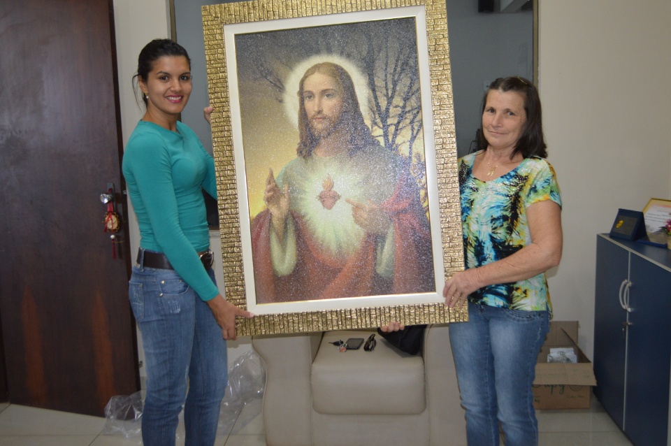 Rádio Coração entrega quadro da promoção Sócio Contribuinte do mês de junho