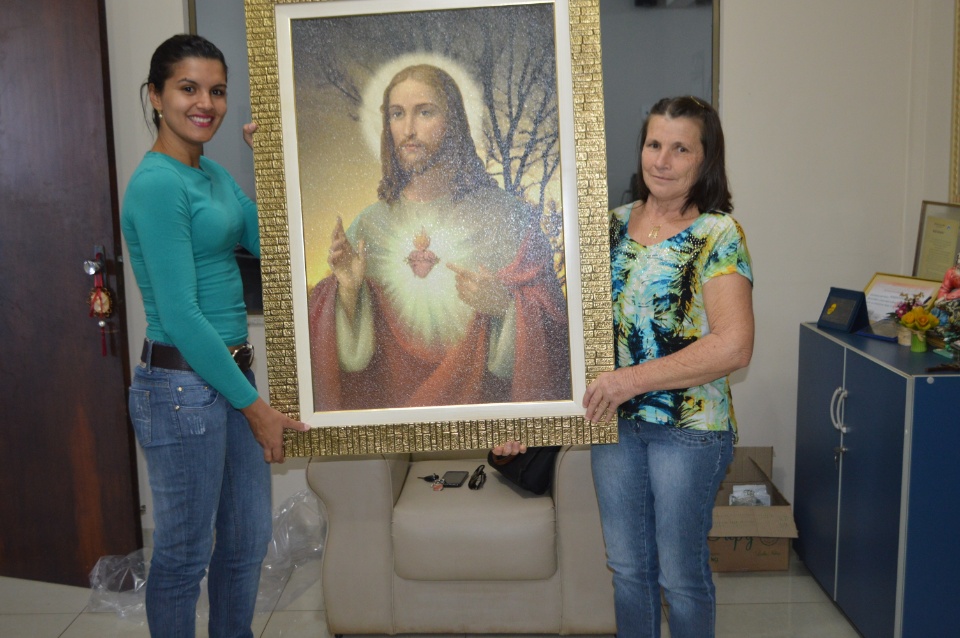 Rádio Coração entrega quadro da promoção Sócio Contribuinte do mês de junho