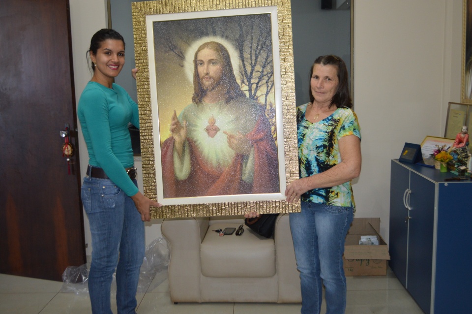 Rádio Coração entrega quadro da promoção Sócio Contribuinte do mês de junho