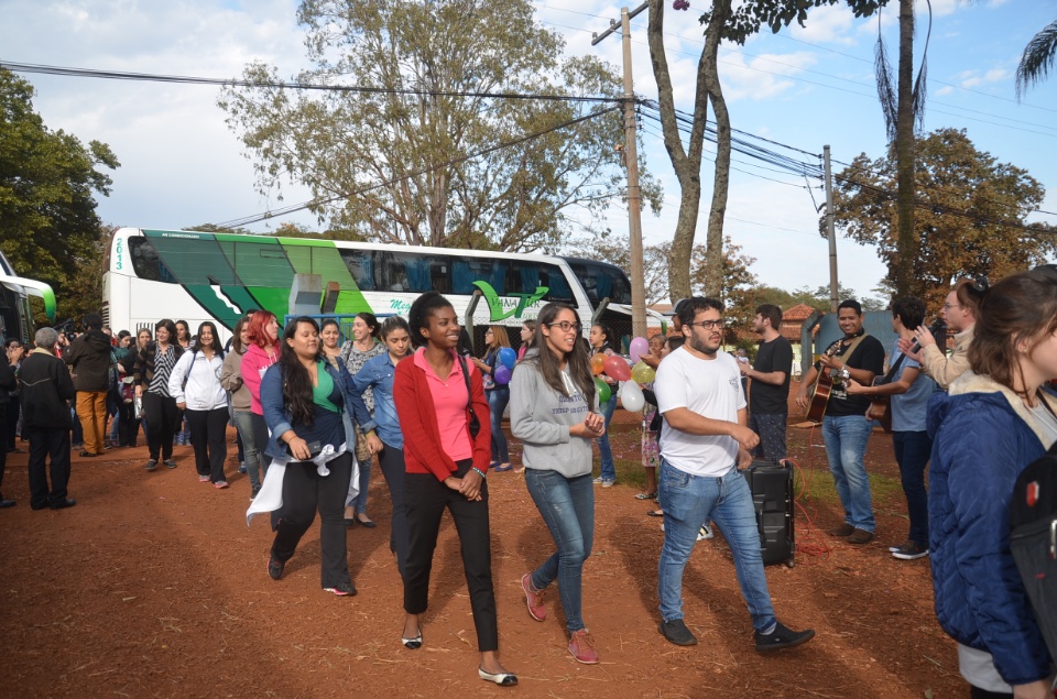 Jovens Universitários #Univida são acolhidos em aldeia para missão