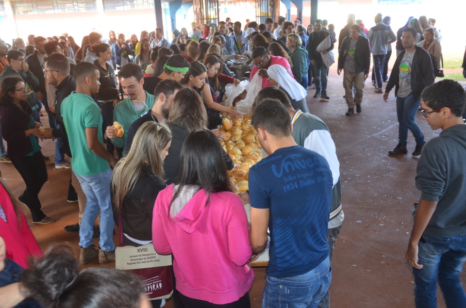 Jovens Universitários #Univida são acolhidos em aldeia para missão
