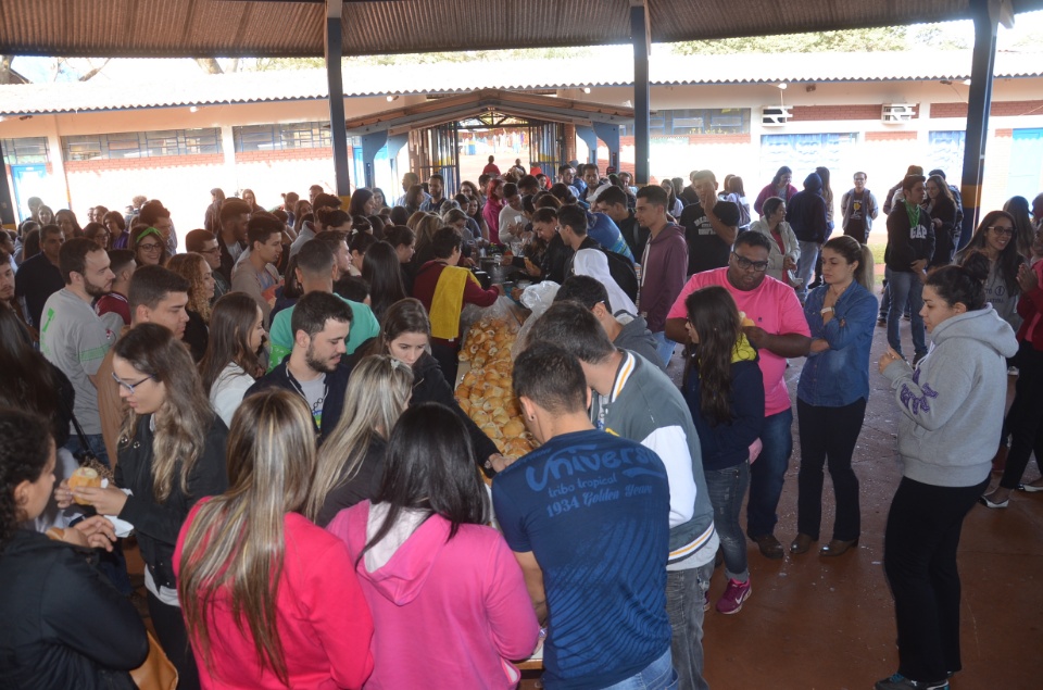 Jovens Universitários #Univida são acolhidos em aldeia para missão