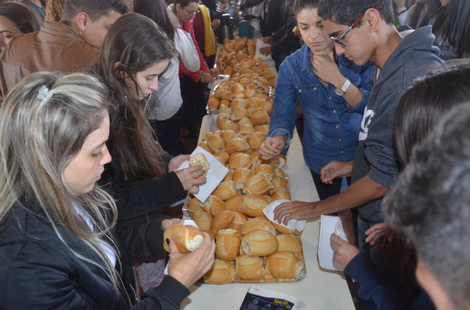 Jovens Universitários #Univida são acolhidos em aldeia para missão