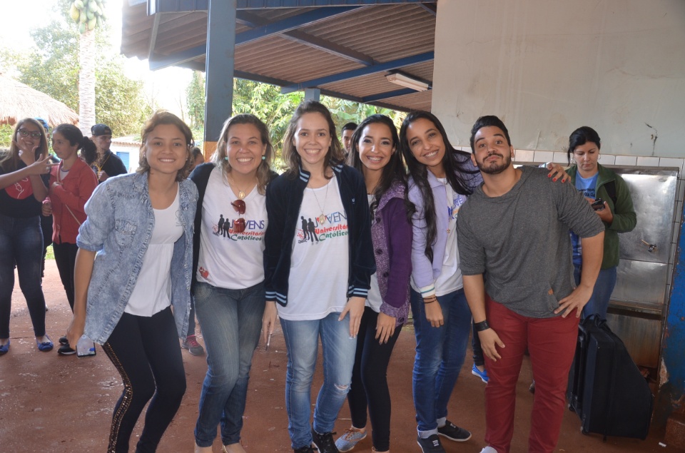 Jovens Universitários #Univida são acolhidos em aldeia para missão