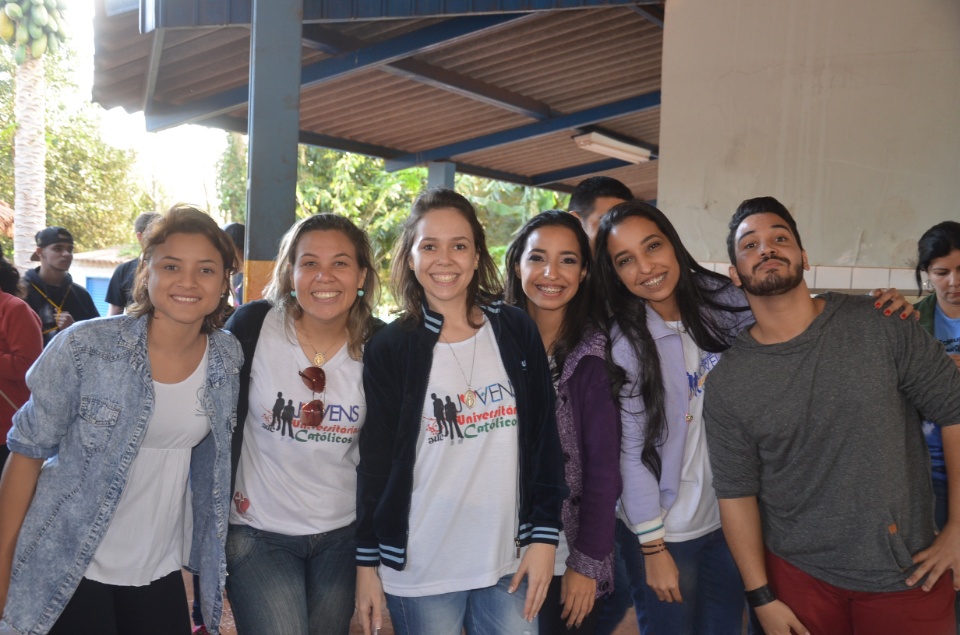 Jovens Universitários #Univida são acolhidos em aldeia para missão