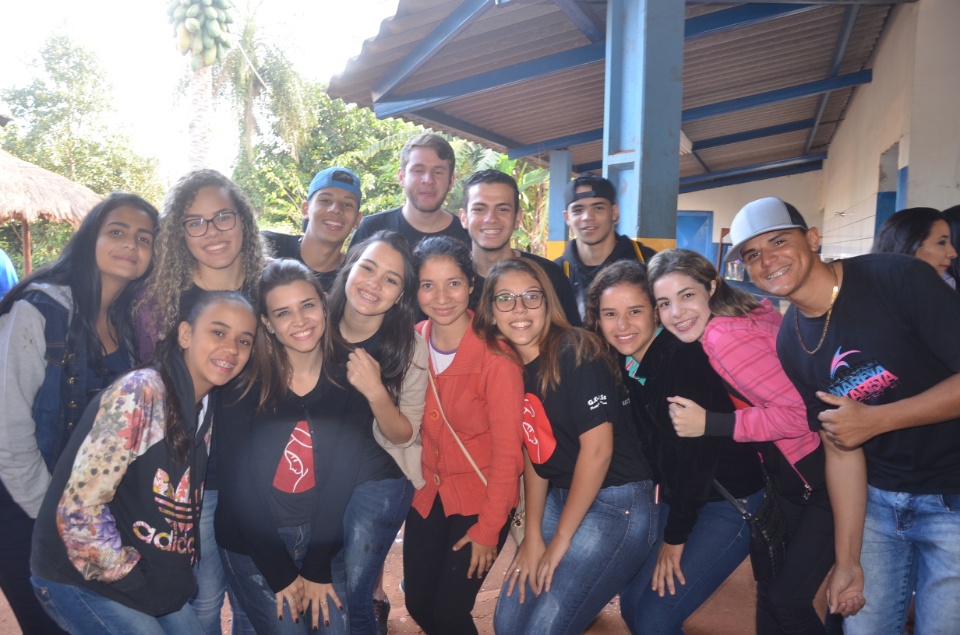 Jovens Universitários #Univida são acolhidos em aldeia para missão