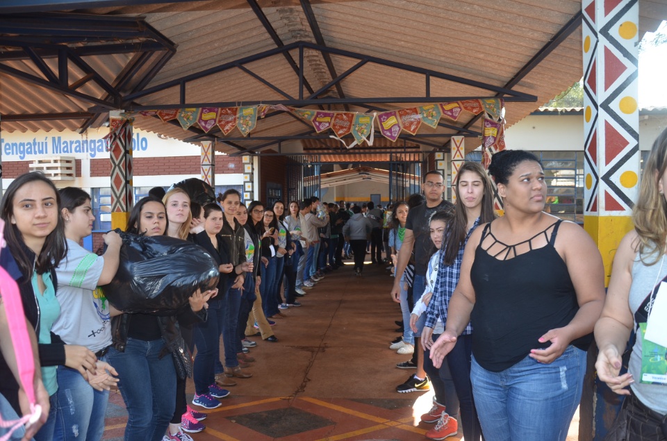 Jovens Universitários #Univida são acolhidos em aldeia para missão