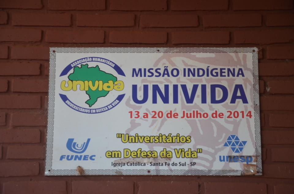 Jovens Universitários #Univida são acolhidos em aldeia para missão