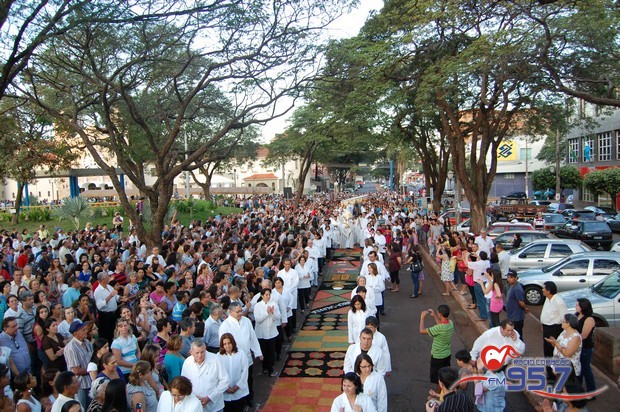 Em Dourados 10 mil católicos celebraram o dia de Corpus Christi