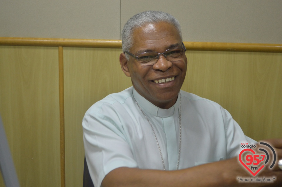 Dom Henrique entrevista casal coordenadores da Comissão Diocesana para a Vida e a Família