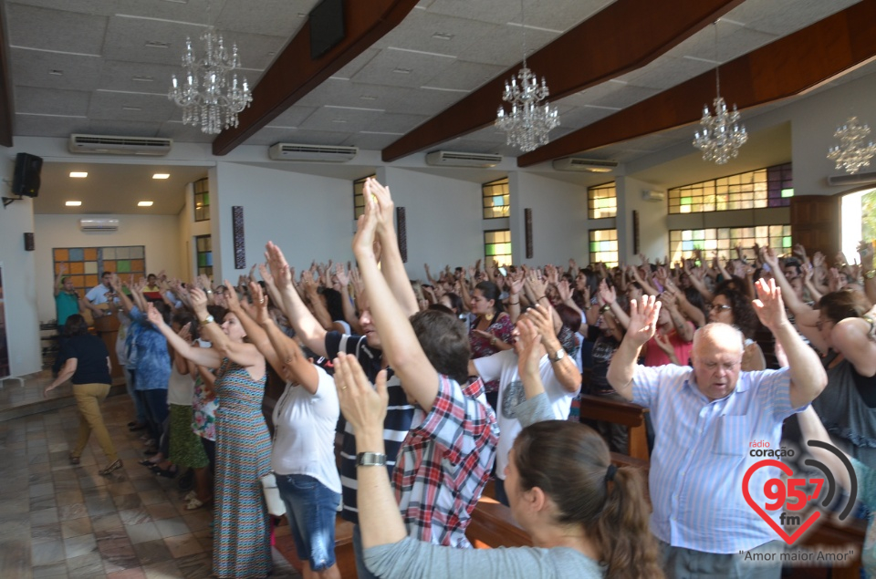 Ironi Spuldaro prega na paróquia São Francisco