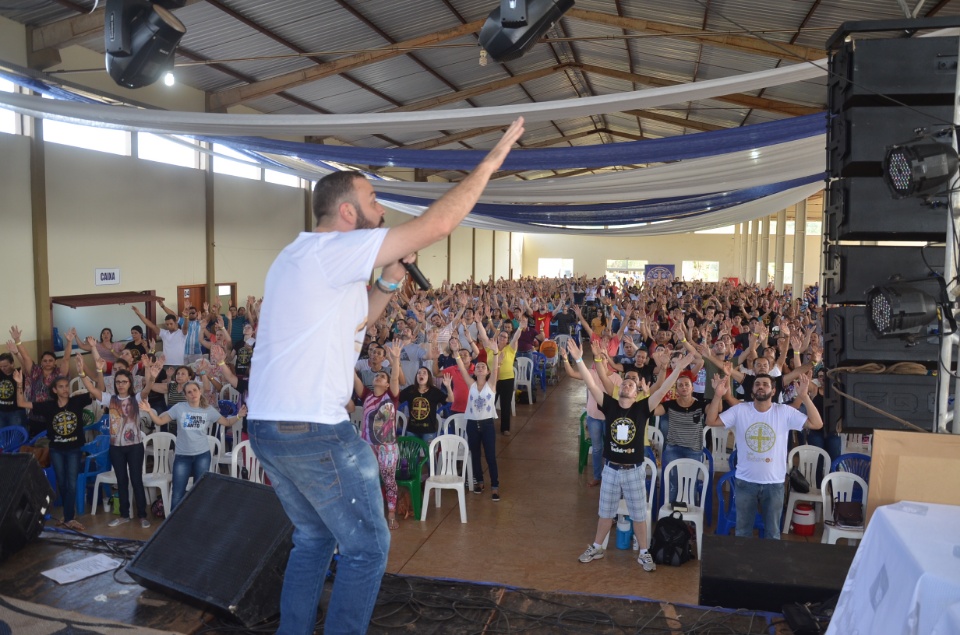 Enchei-vos - Retiro de Experiência e Oração reúne centenas de pessoas na Vila São Pedro