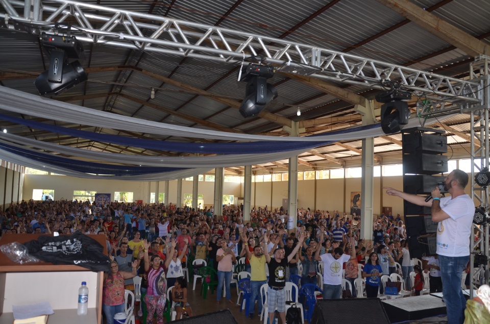 Enchei-vos - Retiro de Experiência e Oração reúne centenas de pessoas na Vila São Pedro