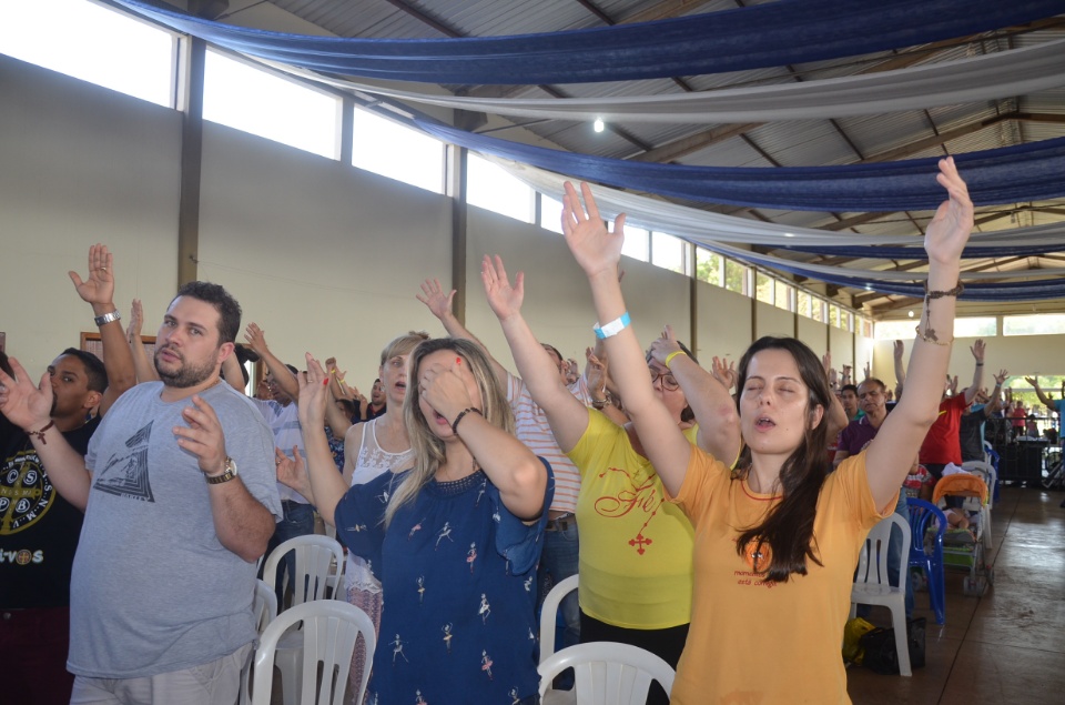 Enchei-vos - Retiro de Experiência e Oração reúne centenas de pessoas na Vila São Pedro