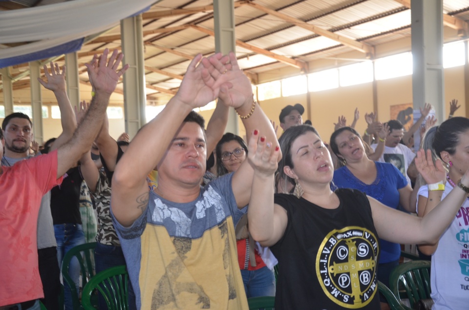 Enchei-vos - Retiro de Experiência e Oração reúne centenas de pessoas na Vila São Pedro