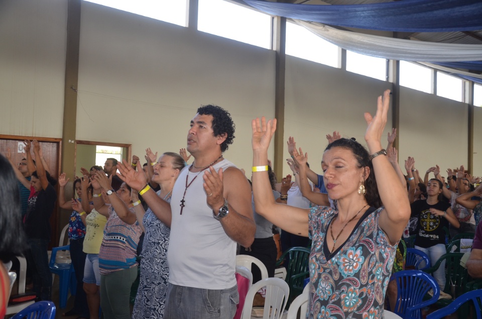 Enchei-vos - Retiro de Experiência e Oração reúne centenas de pessoas na Vila São Pedro