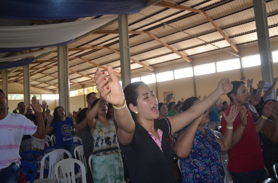 Enchei-vos - Retiro de Experiência e Oração reúne centenas de pessoas na Vila São Pedro