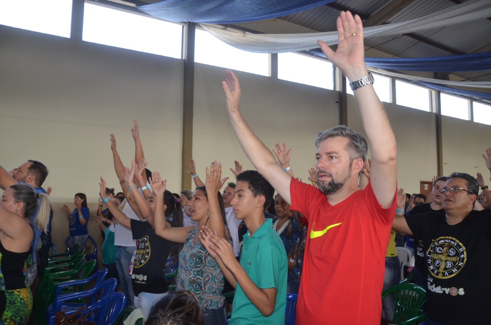 Enchei-vos - Retiro de Experiência e Oração reúne centenas de pessoas na Vila São Pedro