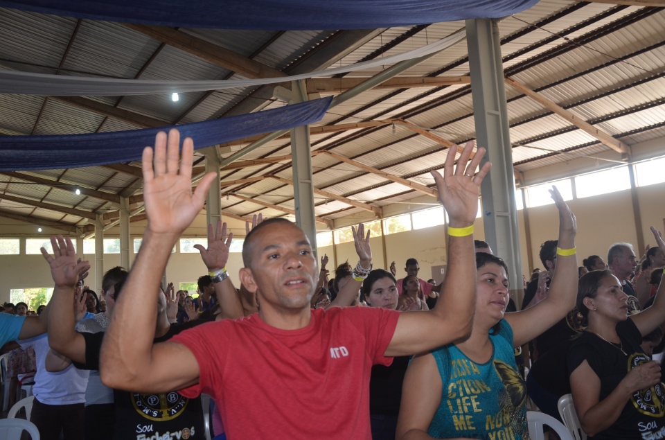 Enchei-vos - Retiro de Experiência e Oração reúne centenas de pessoas na Vila São Pedro