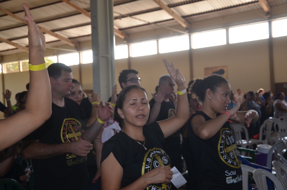 Enchei-vos - Retiro de Experiência e Oração reúne centenas de pessoas na Vila São Pedro