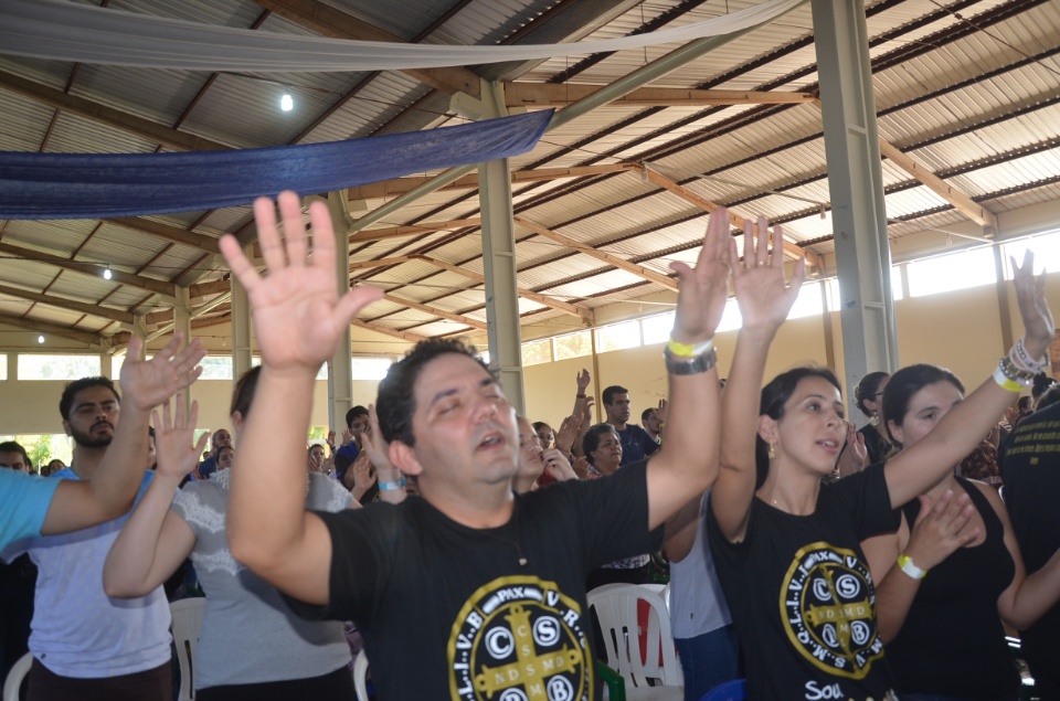 Enchei-vos - Retiro de Experiência e Oração reúne centenas de pessoas na Vila São Pedro