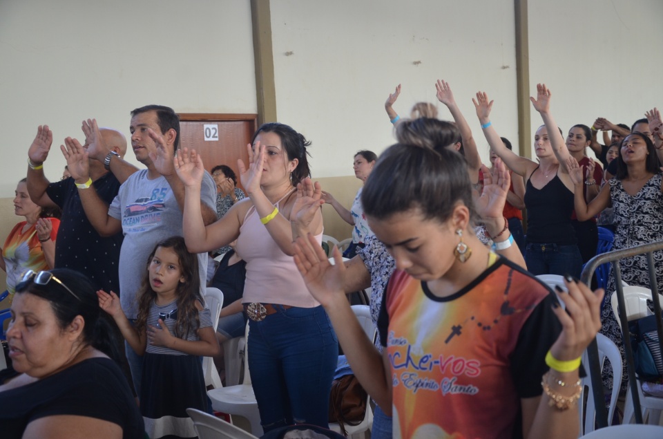 Enchei-vos - Retiro de Experiência e Oração reúne centenas de pessoas na Vila São Pedro