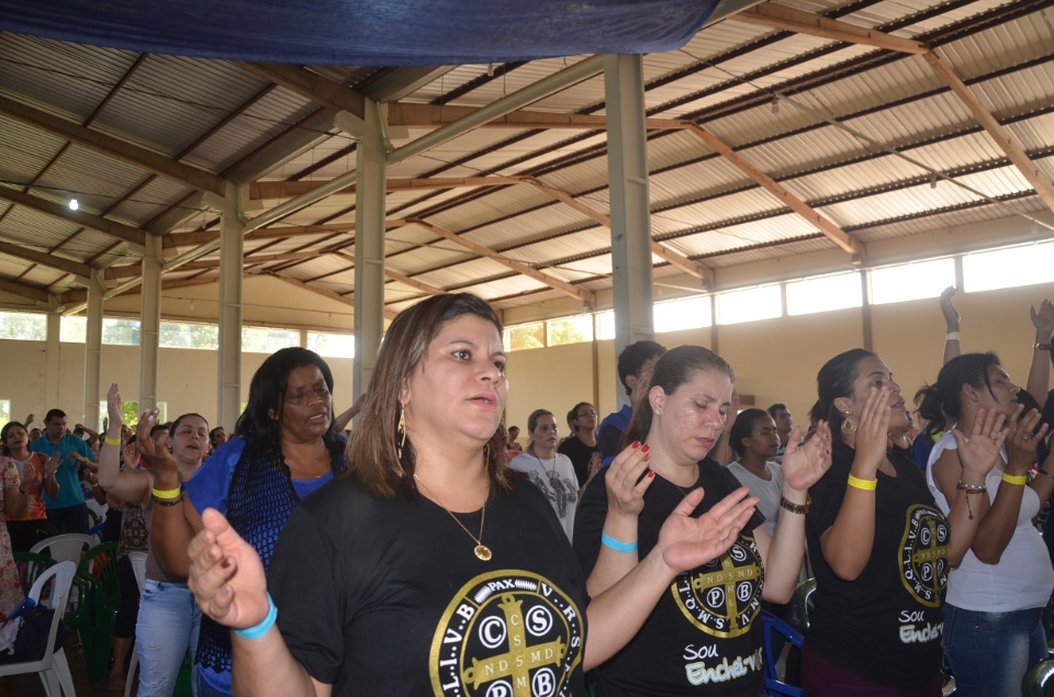 Enchei-vos - Retiro de Experiência e Oração reúne centenas de pessoas na Vila São Pedro