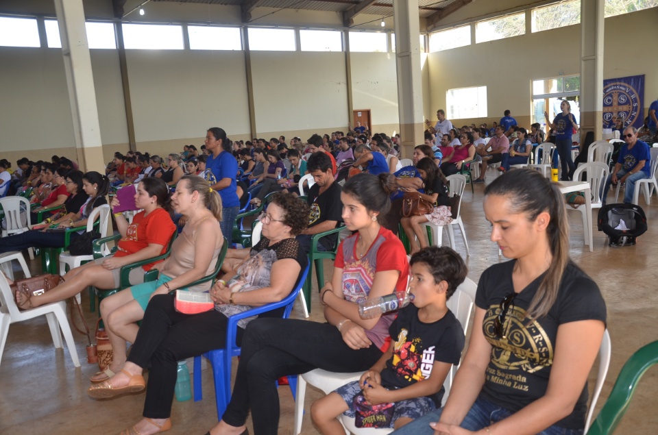 Enchei-vos - Retiro de Experiência e Oração reúne centenas de pessoas na Vila São Pedro