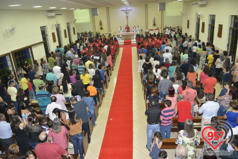 73 jovens recebem o Sacramento da Crisma na Paróquia Bom Jesus