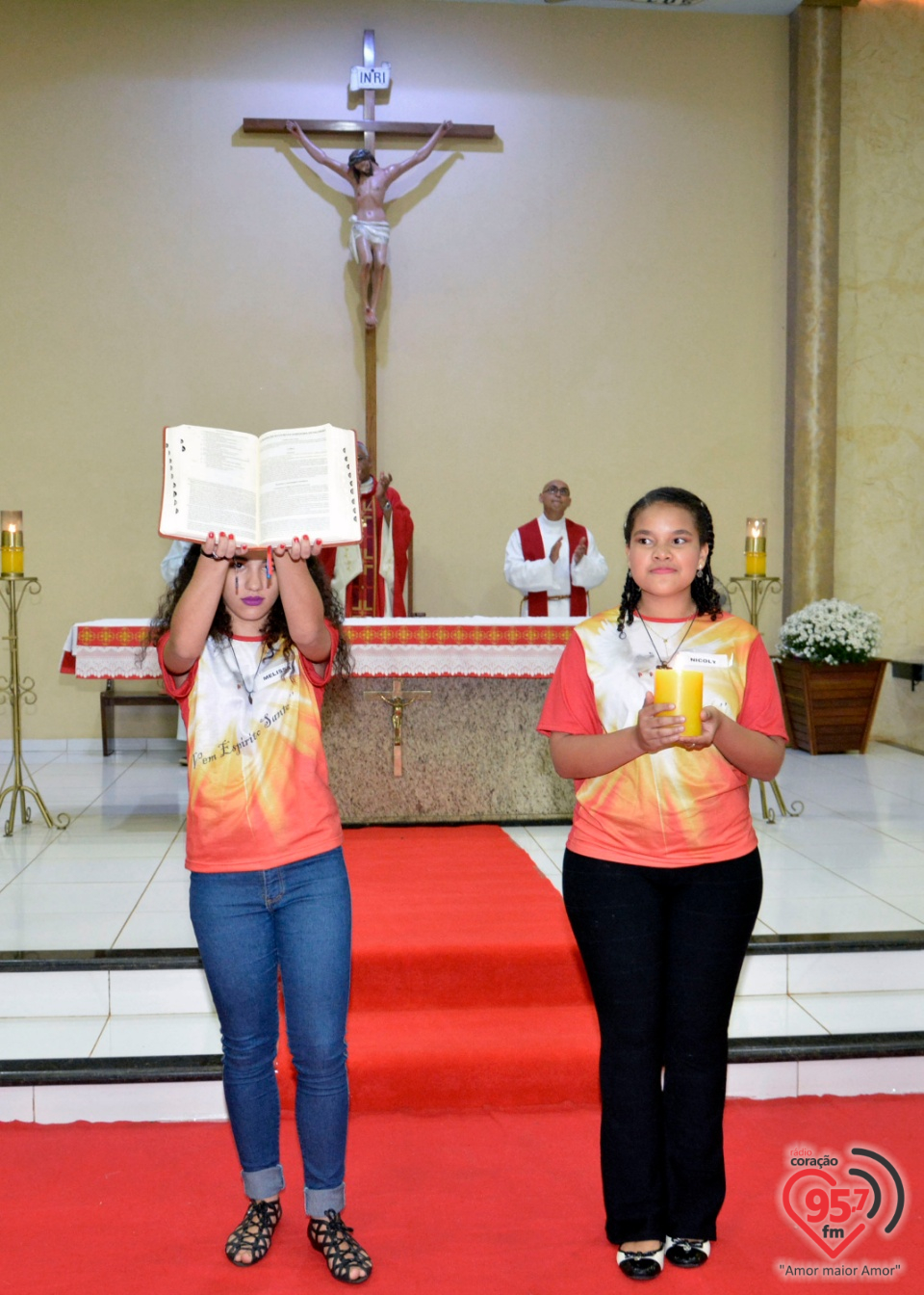 73 jovens recebem o Sacramento da Crisma na Paróquia Bom Jesus