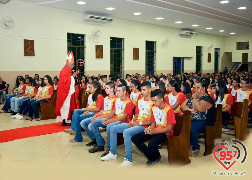 73 jovens recebem o Sacramento da Crisma na Paróquia Bom Jesus