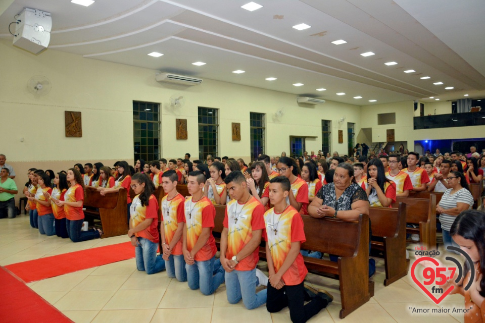 73 jovens recebem o Sacramento da Crisma na Paróquia Bom Jesus